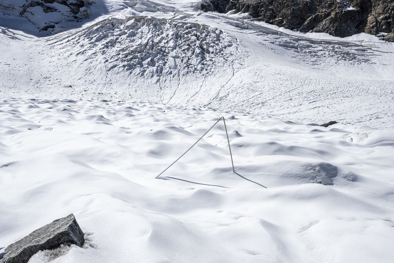 Das Setzen neuer Messstangen auf dem Vadret Pers im Oberengadin. Im Rahmen vom Schweizerischen Gletschermessnetz (GLAMOS ? Glacier Monitoring in Switzerland). Hier eine alte Messstange. Aufgenommen am Montag, 12. September 2022, in St. Moritz.