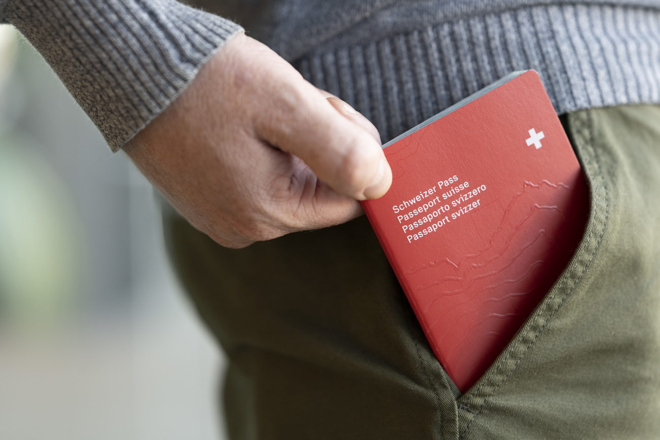 mano con passaporto