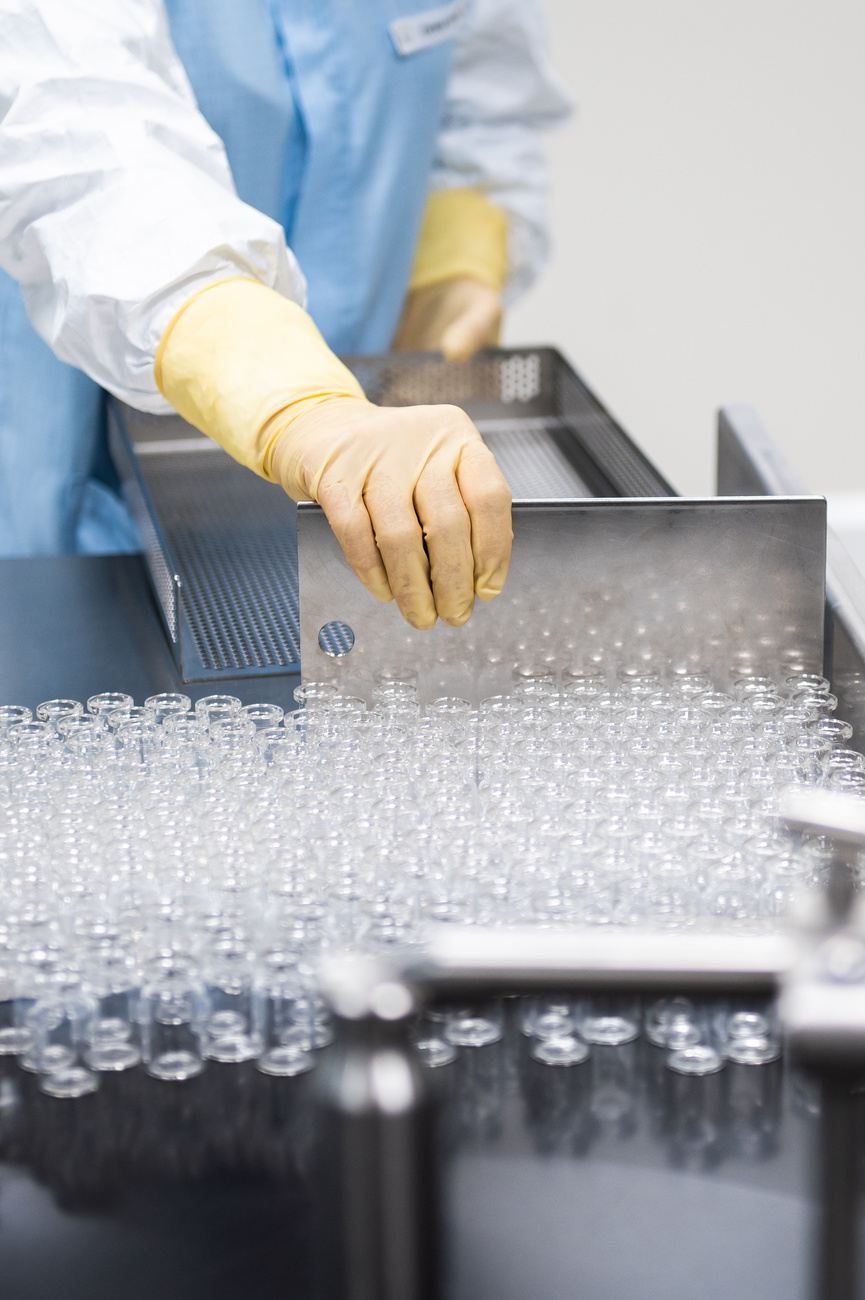 製薬会社の工場で働く人の手