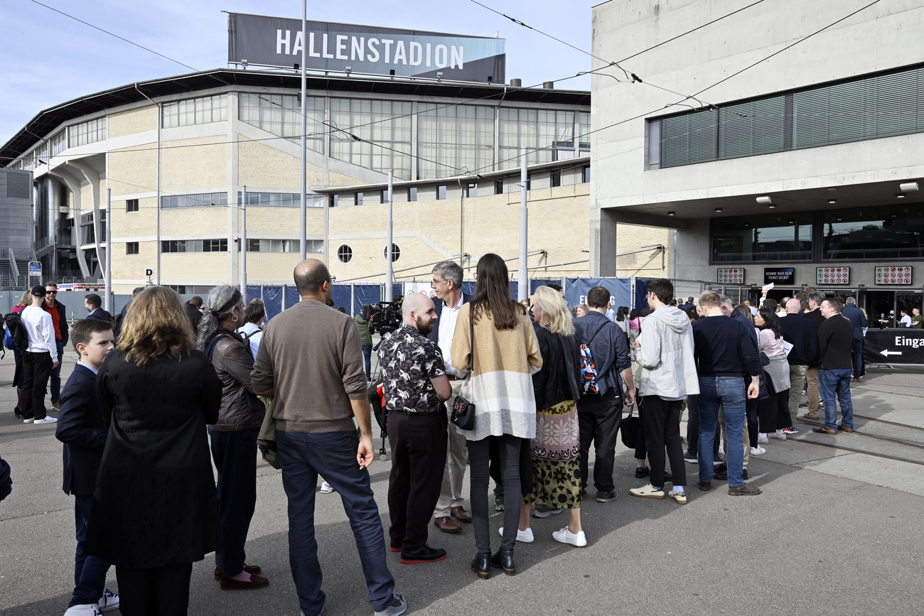 schlange vor dem hallenstadion zürich