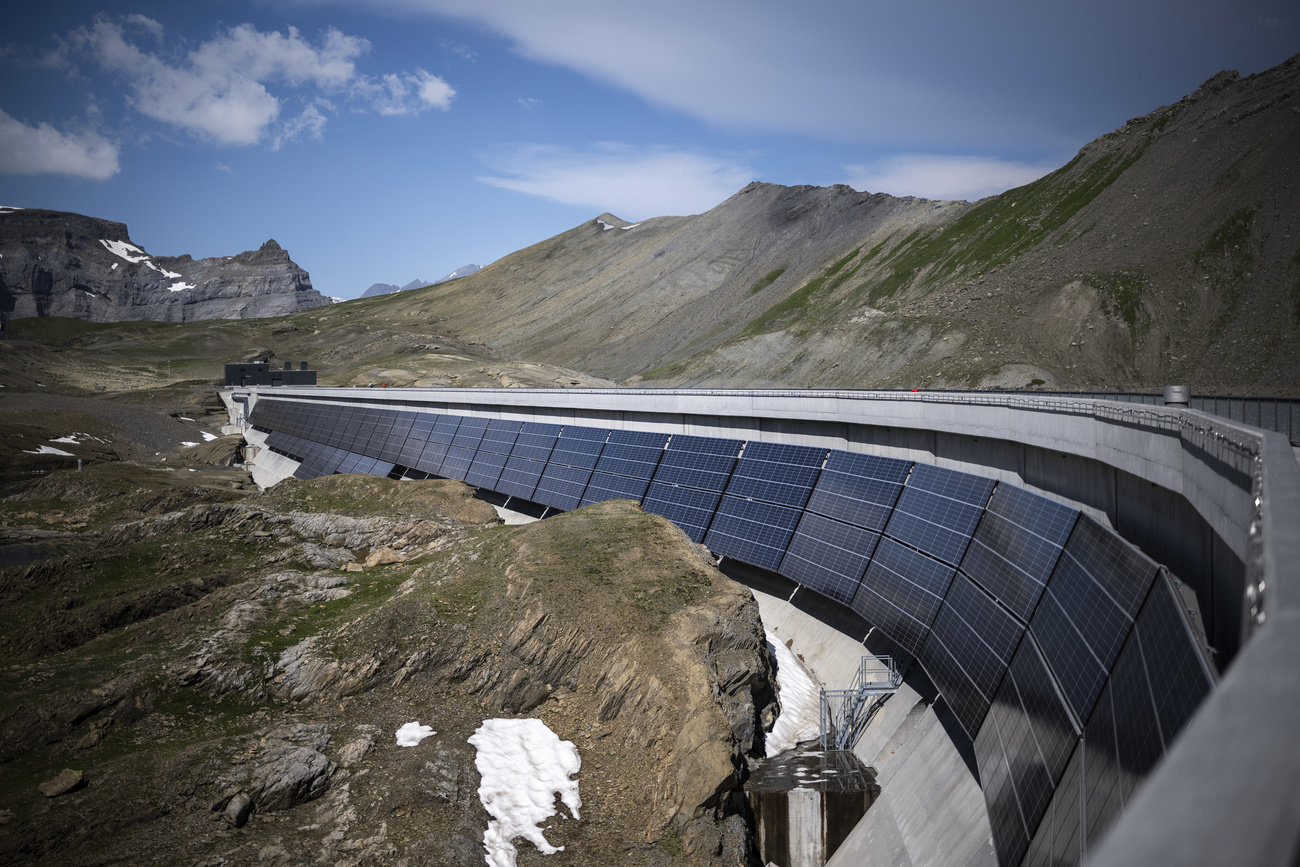 Eine Solaranlage an einer Staumauer mit fast 5000 Solarmodulen