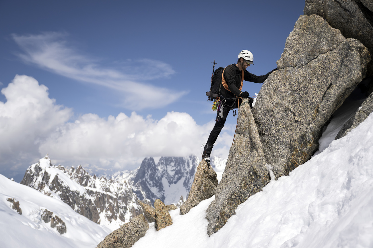 persona scala una montagna