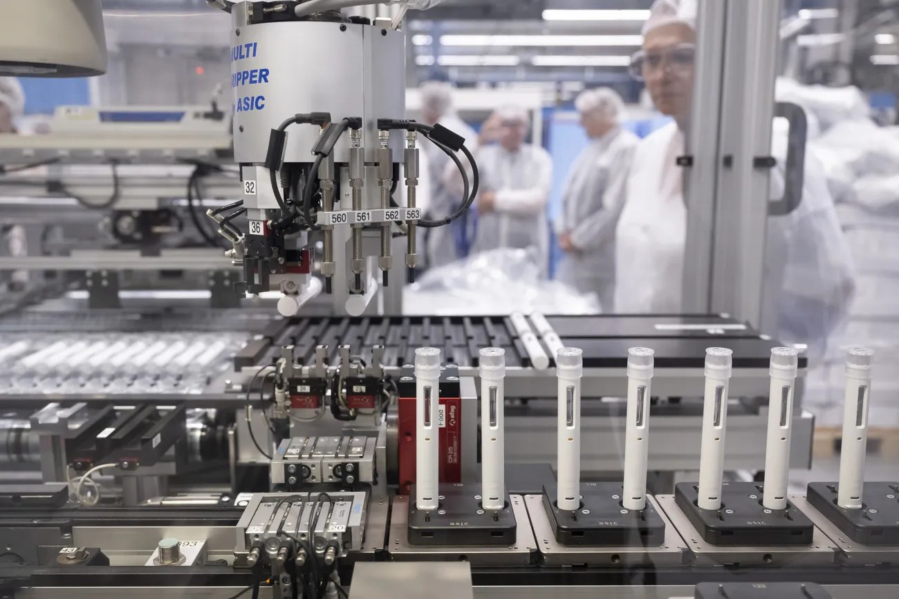 Ypsomed位於瑞士Burgdorf工廠的自我治療注射系統生產線。
