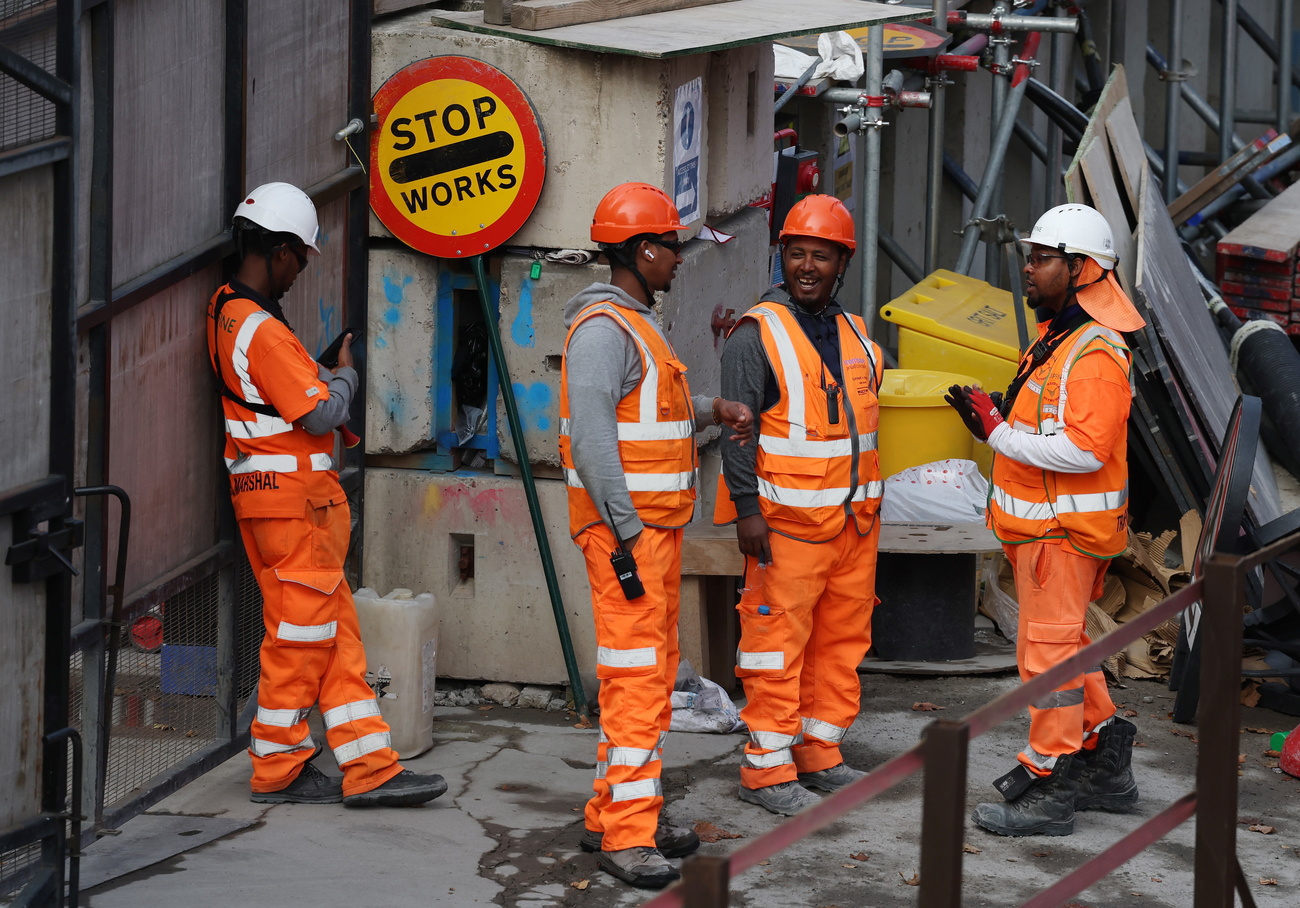 lavoratori con abiti da lavoro arancioni