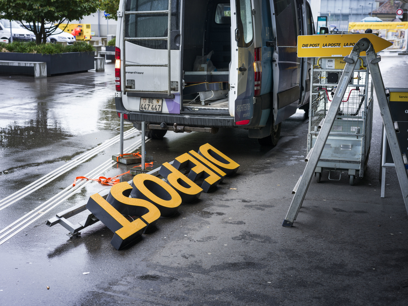 insegna DIE POST smantellata