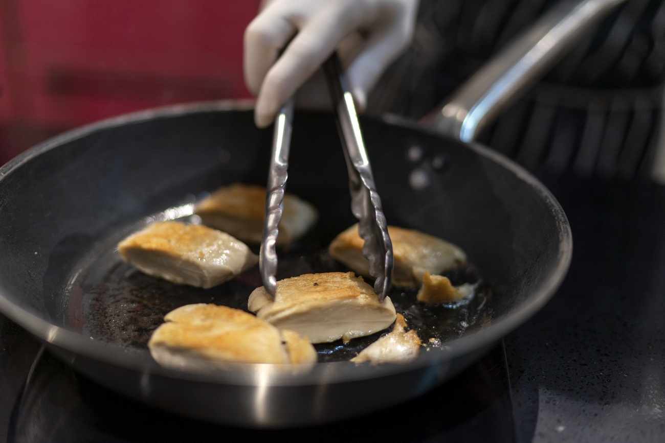 padella con pezzetti di carne