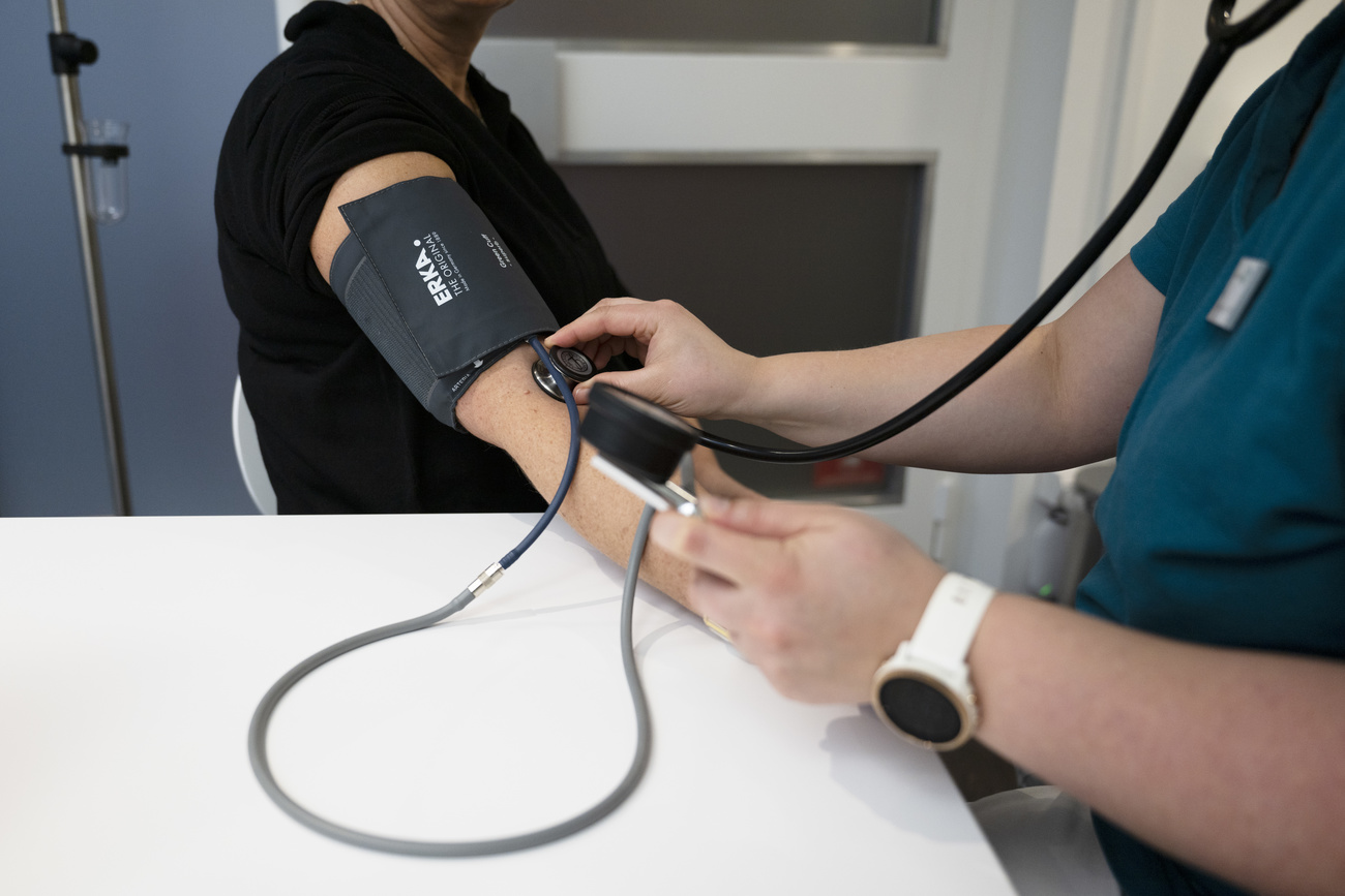 Ein Blutdruckmessgerät an einem Arm