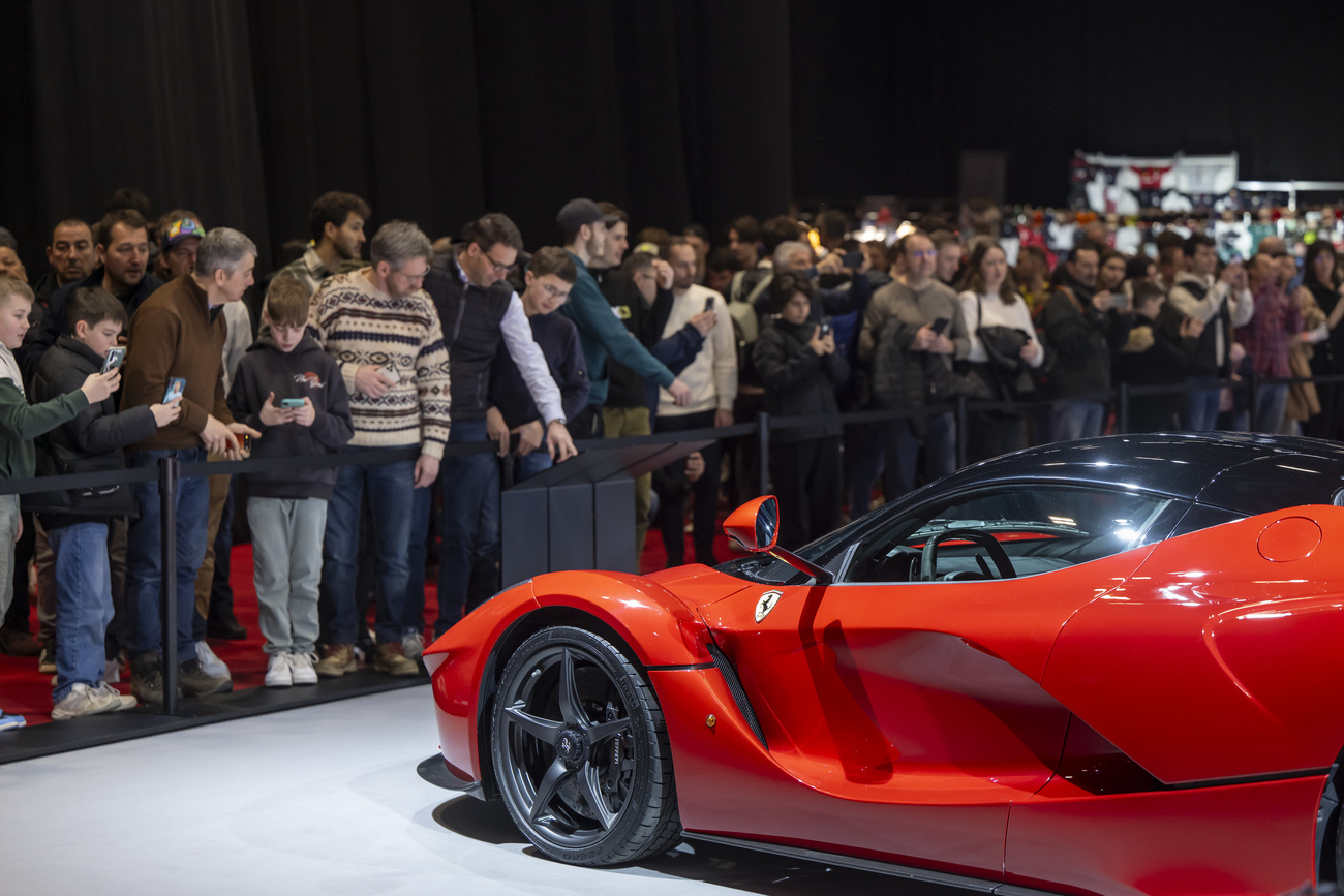Foule admirant une Ferrari