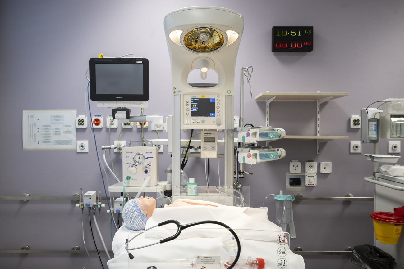 Geburtsstation mit Baby-Dummy