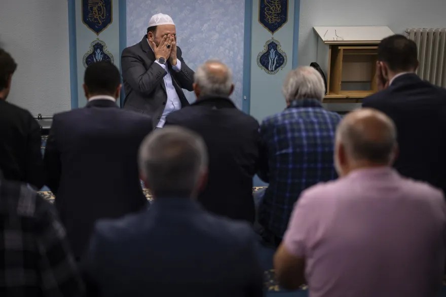 ein Imam vor seiner Gemeinschaft