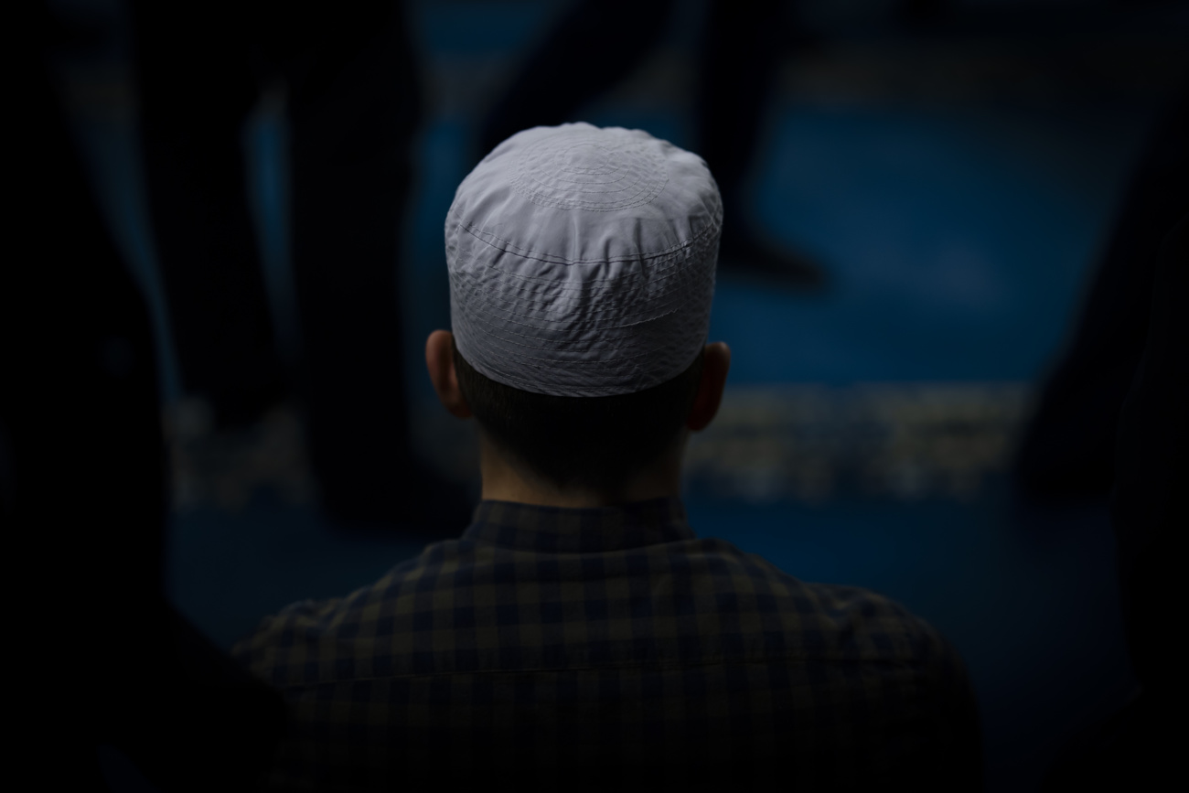 Tête d'un musulman en train de prier prise de dos.