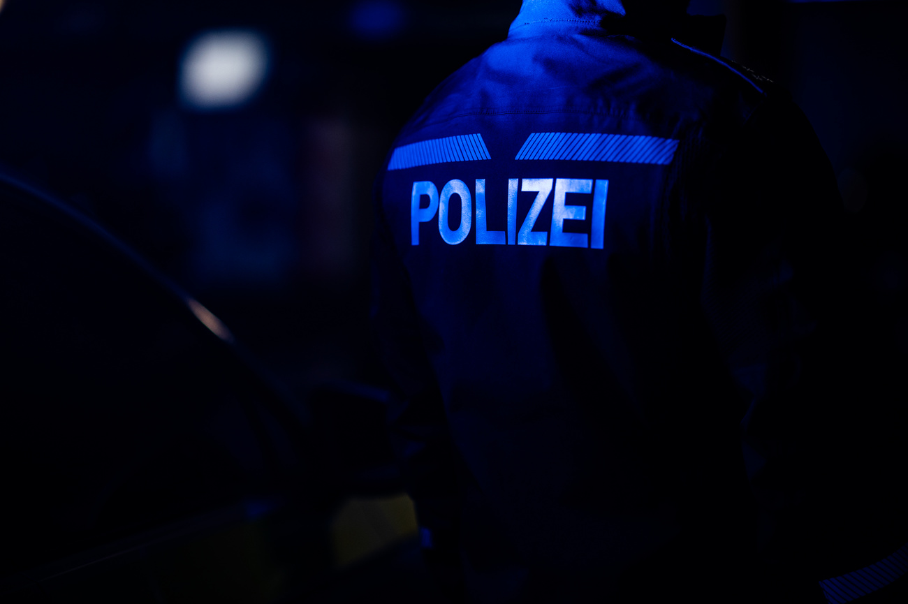 the back of a police officer with the word "polizei"