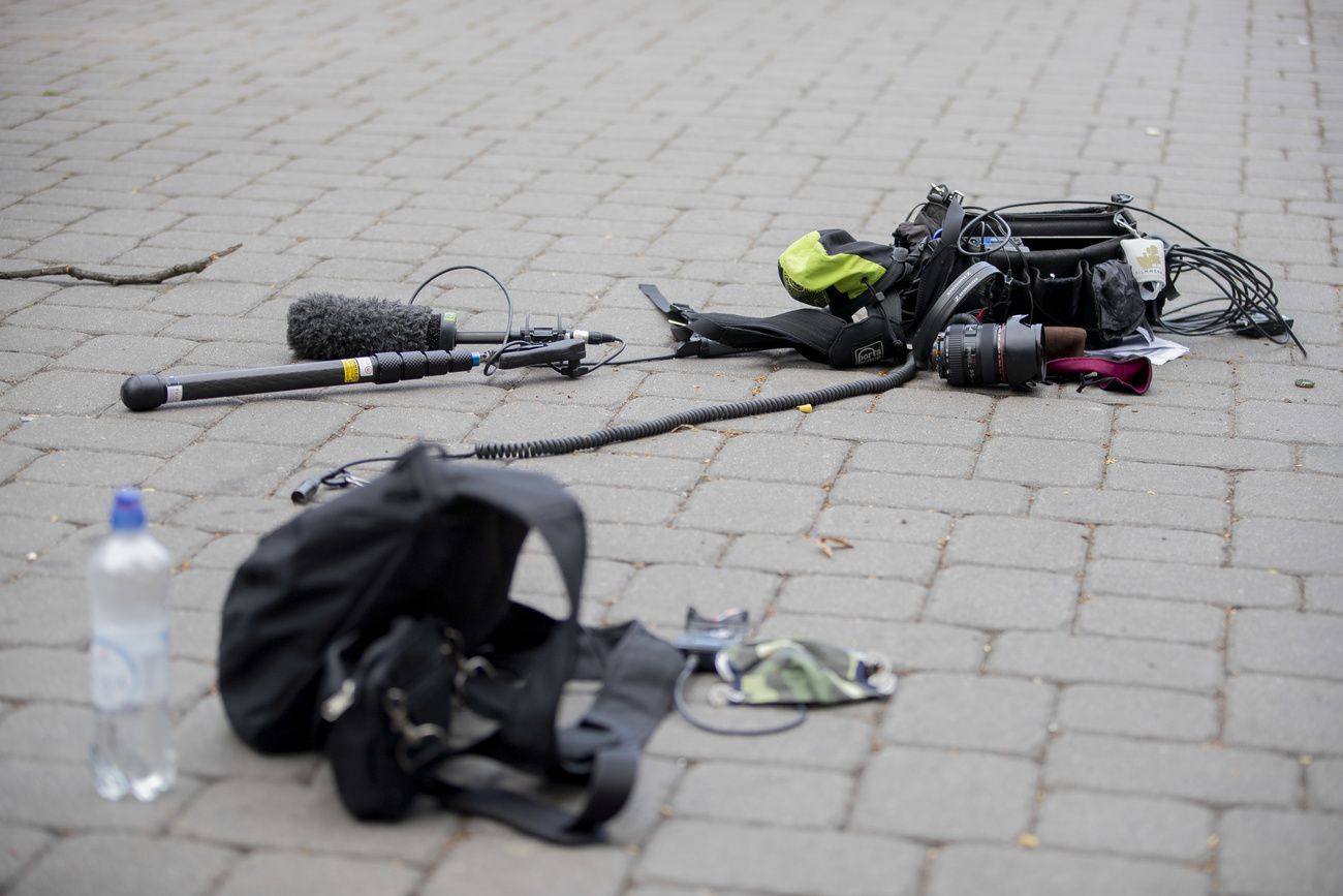 Mikrofon und Kamera eines Journalisten liegen am Boden