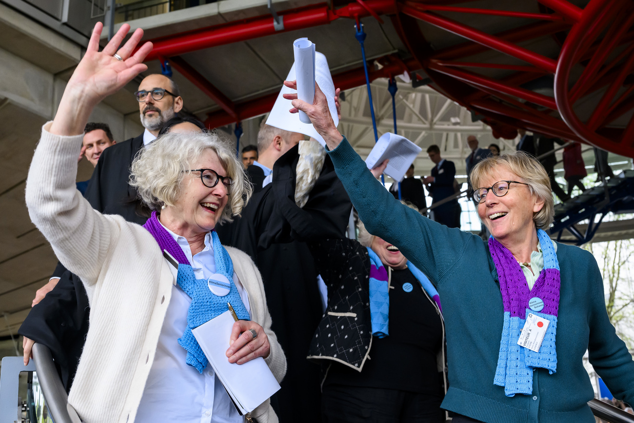 Zwei Klimaseniorinnen jubeln