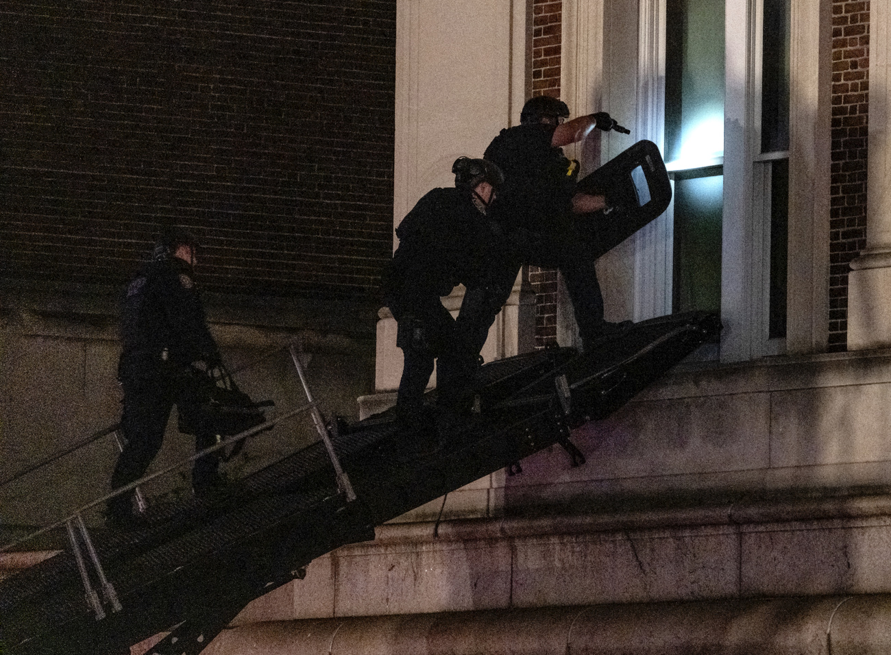 Poliziotti entrano dalla finistra negli edifici della Columbia University.
