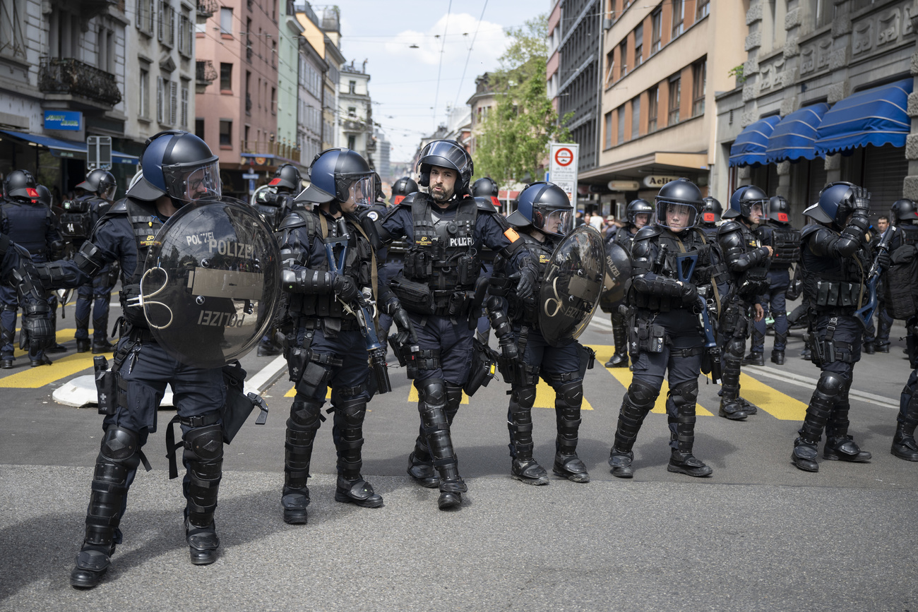 Polizia in tenuta antisommossa a Zurigo.