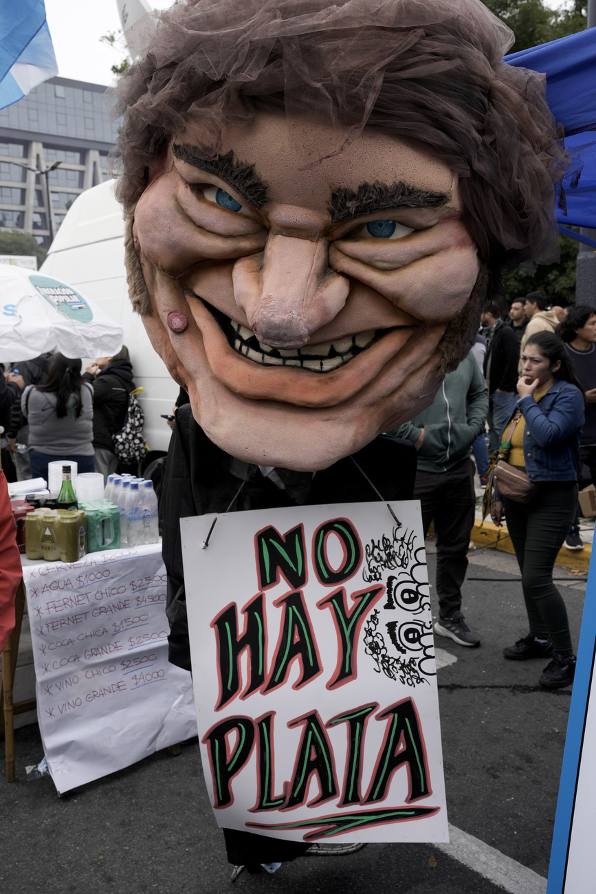 "No hay plata", indica este cartel con la caricatura de Javier Milei, con la que una persona se manifestó contra las medidas gubernamentales el 1 de mayo pasado.