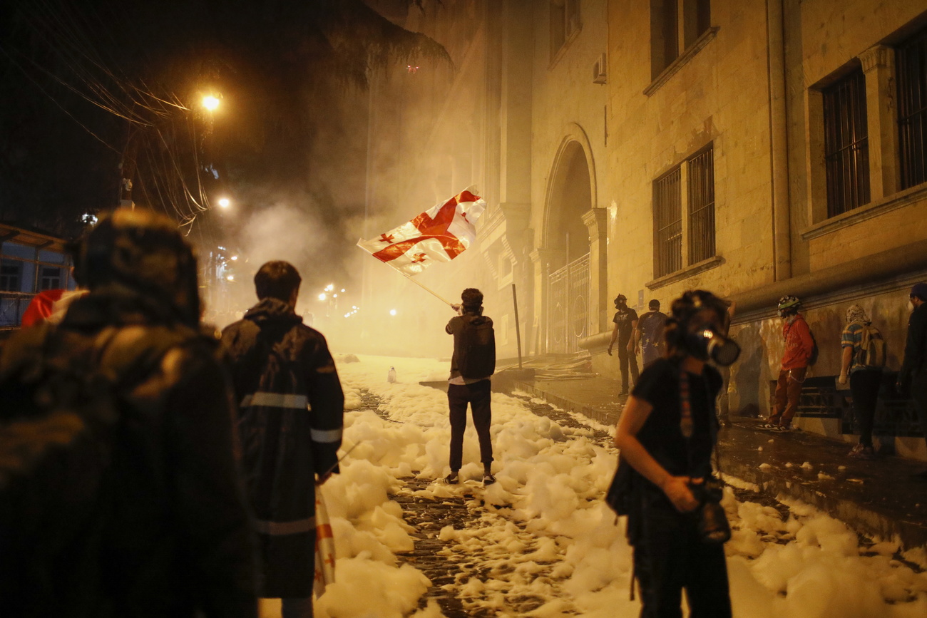 Manifestanti in piazza a Tblisi.