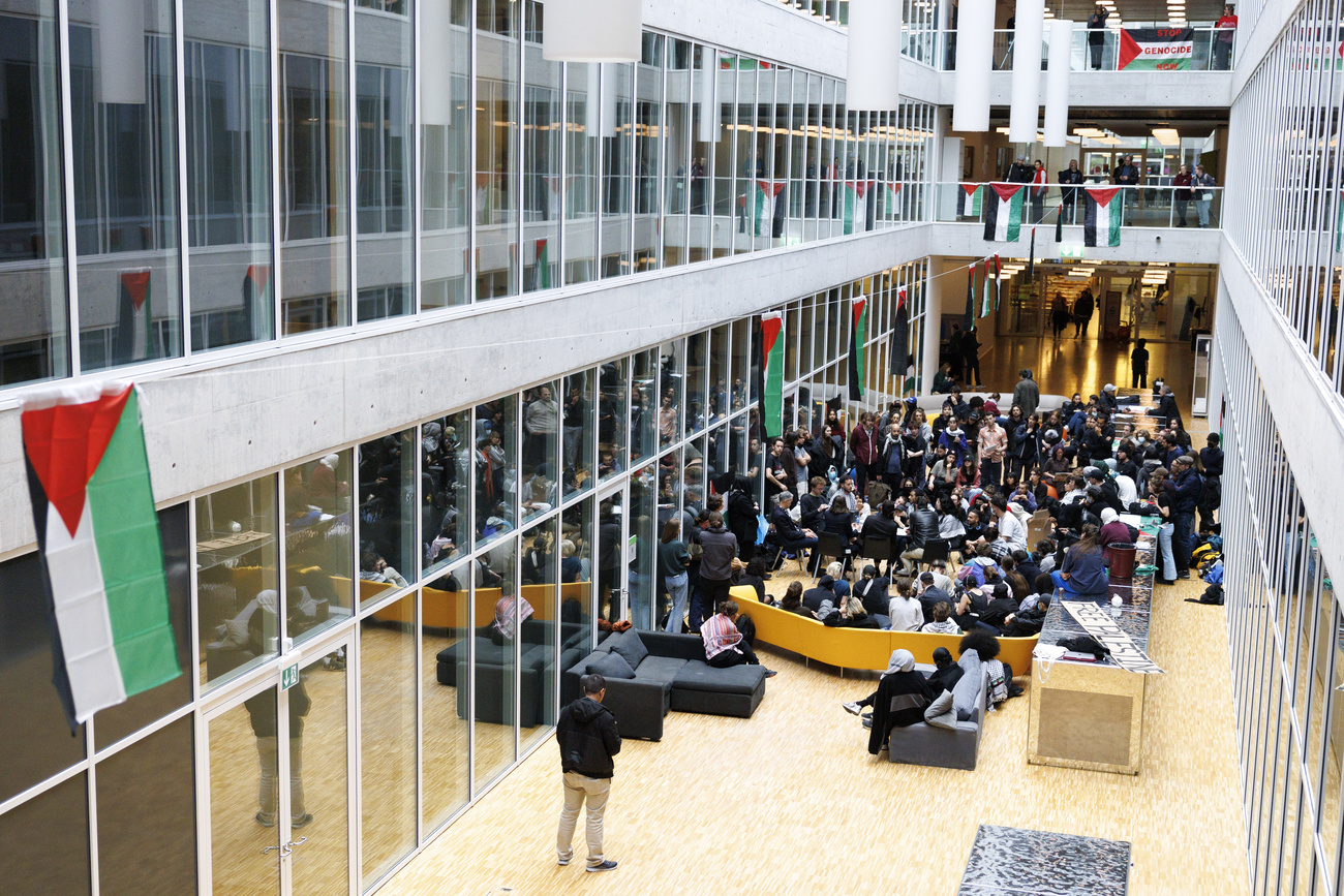 Manifestanti pro Palestina nell'atrio del campus universitario di Losanna.