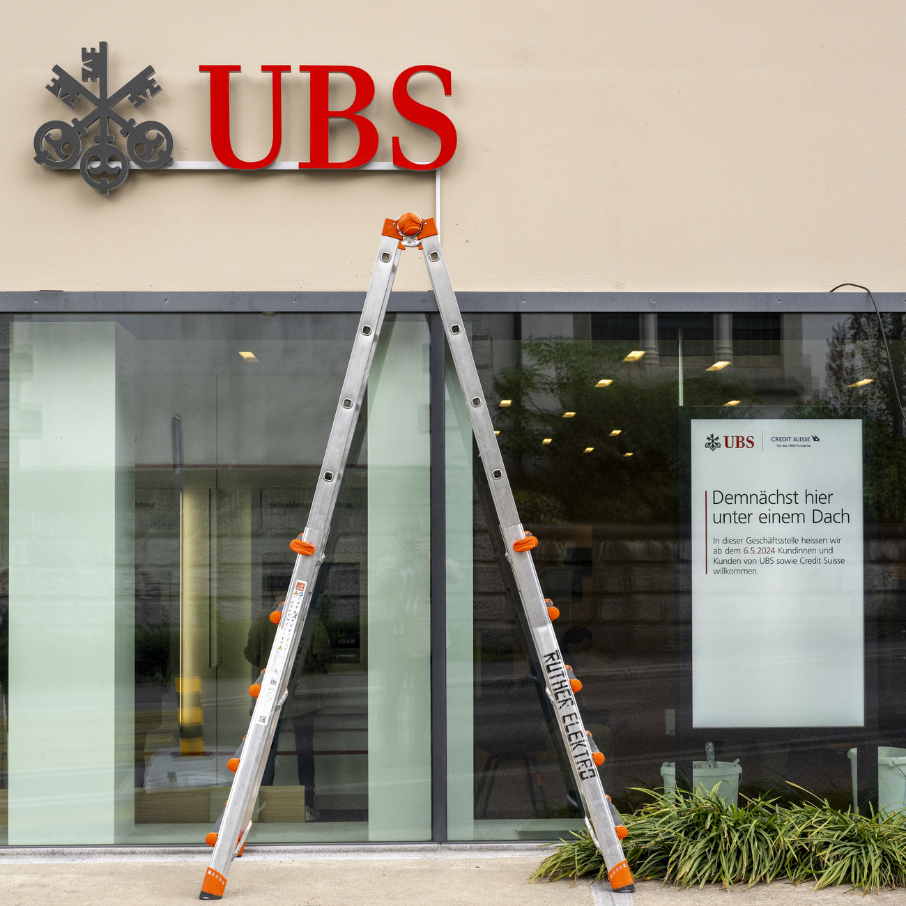 facciata di una banca ubs con una scala