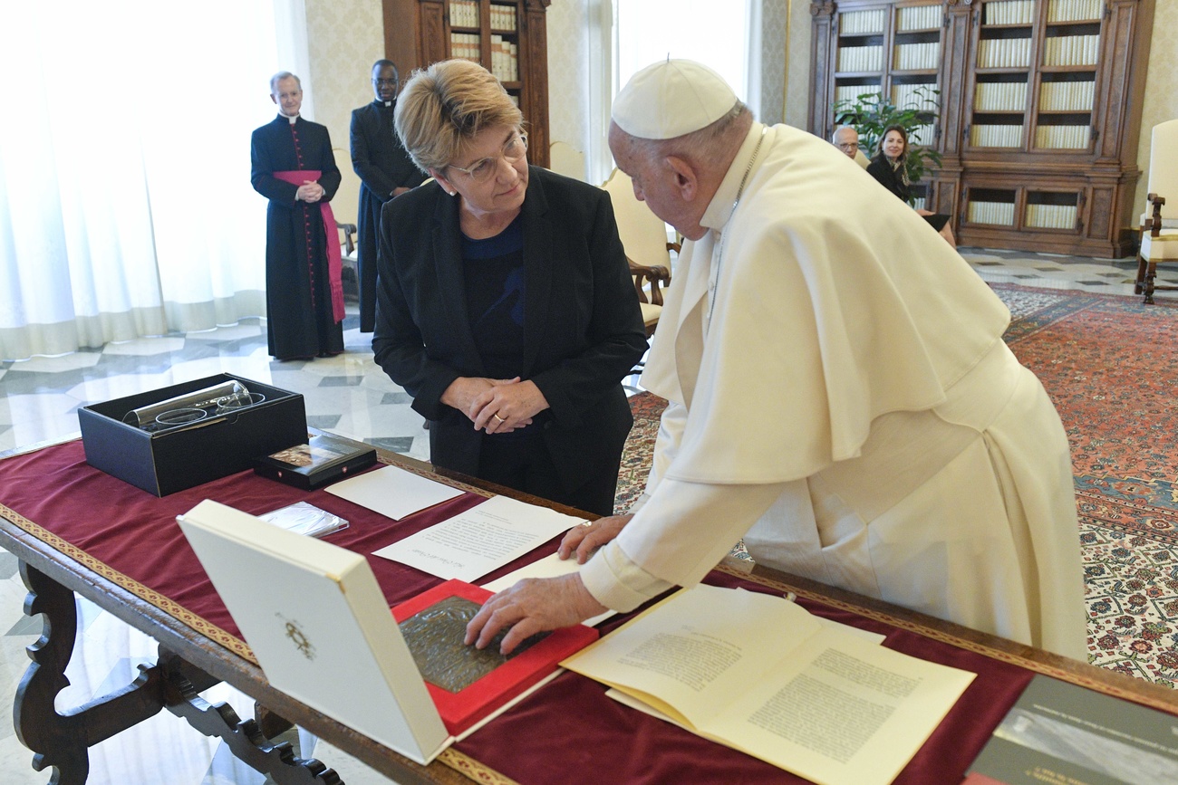 Viola Amherd e Papa Francesco si scambiano i doni.