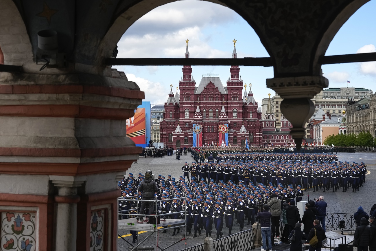 truppe sfilano davanti al cremlino