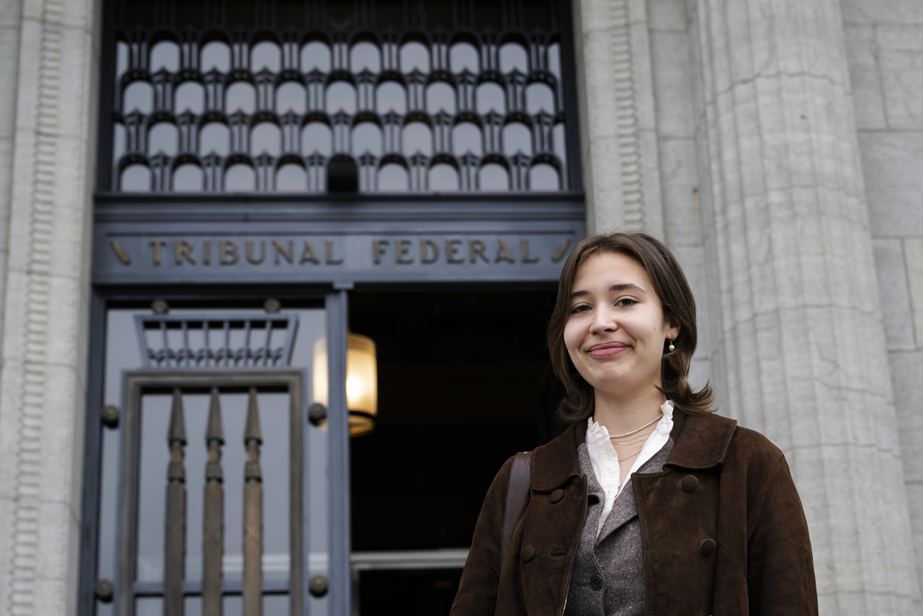 donna davanti a un palazzo