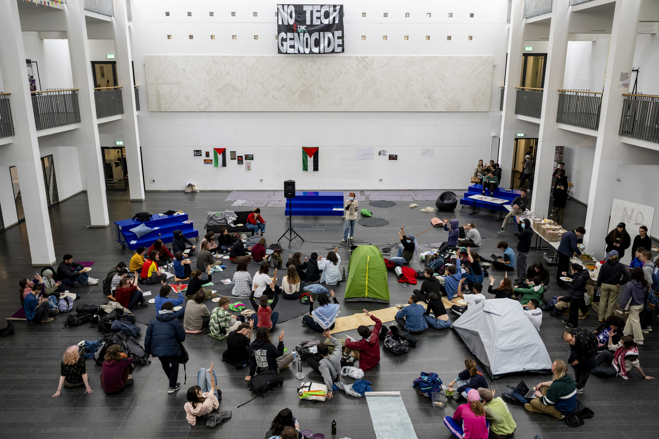 The hall of EPFL’s architecture building in Lausanne is currently occupied by around 50 Pro-Palestinian protesters.