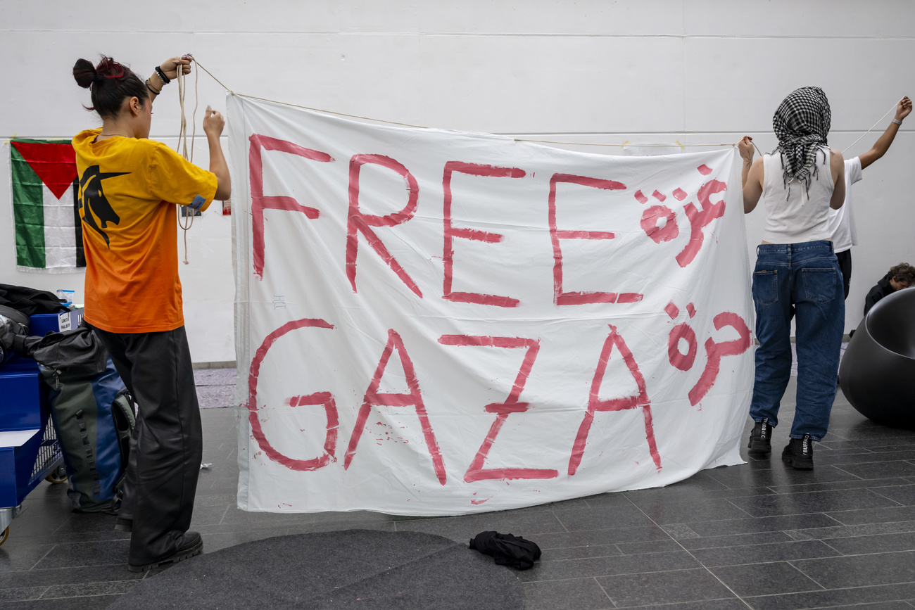 banderuola con scritta free gaza