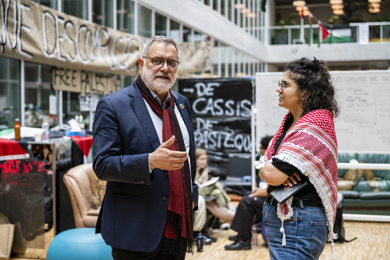 Un politicien et une étudiante en train de parler.