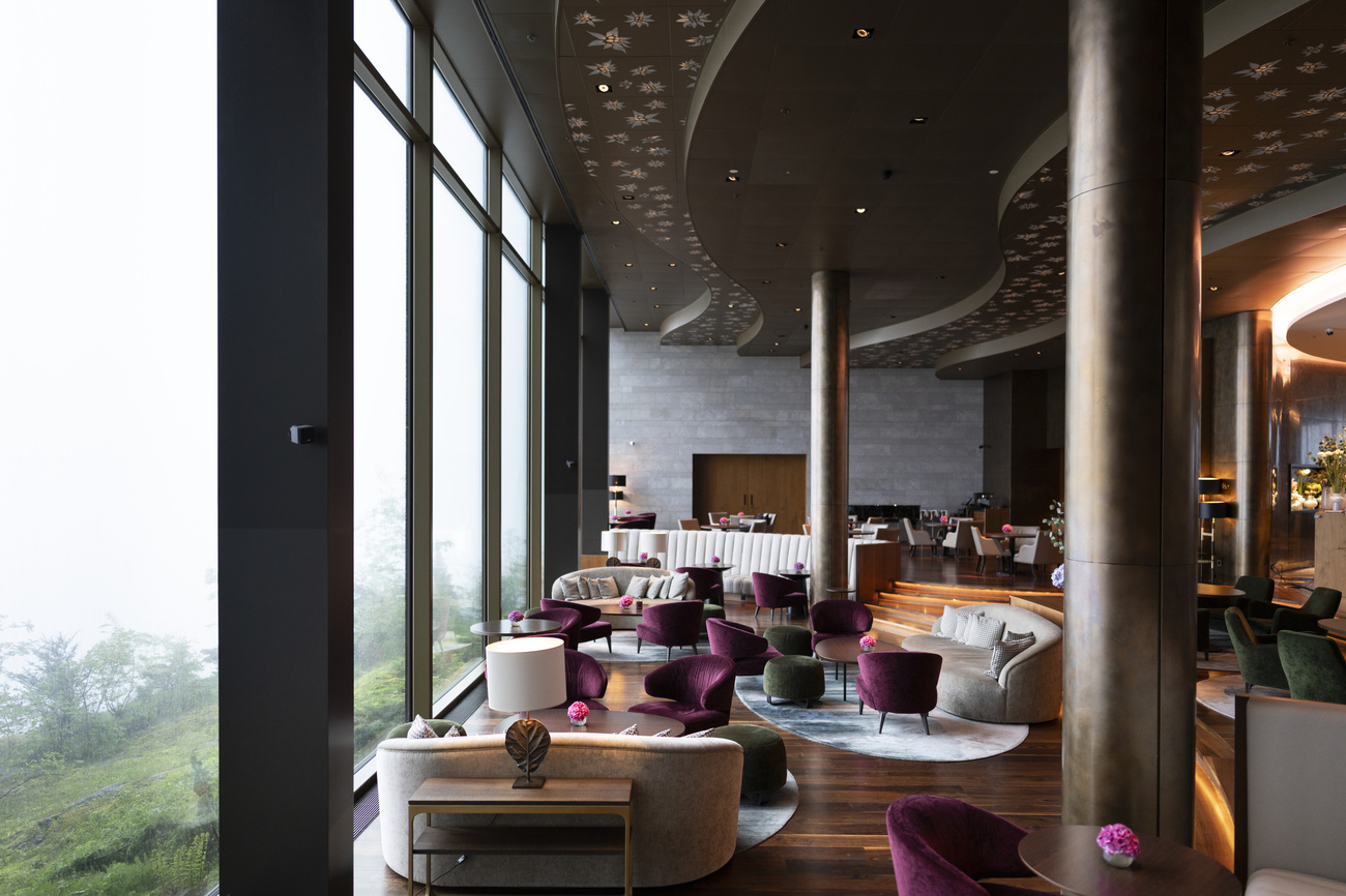 Nidwalden police photographer Karl Odermatt greets the future American President Jimmy Carter, 1960.