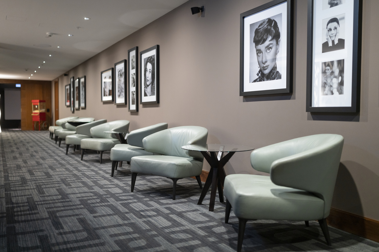 In the corridor leading to the cinema is a gallery with portraits and souvenir pictures of international stars who have visited the hotel in the past.