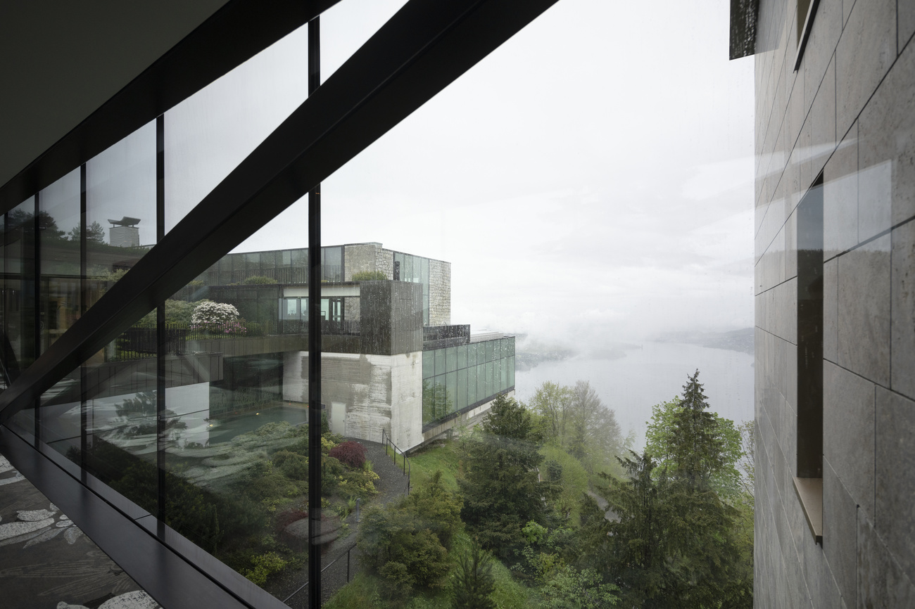 vista su un edificio e su un lago