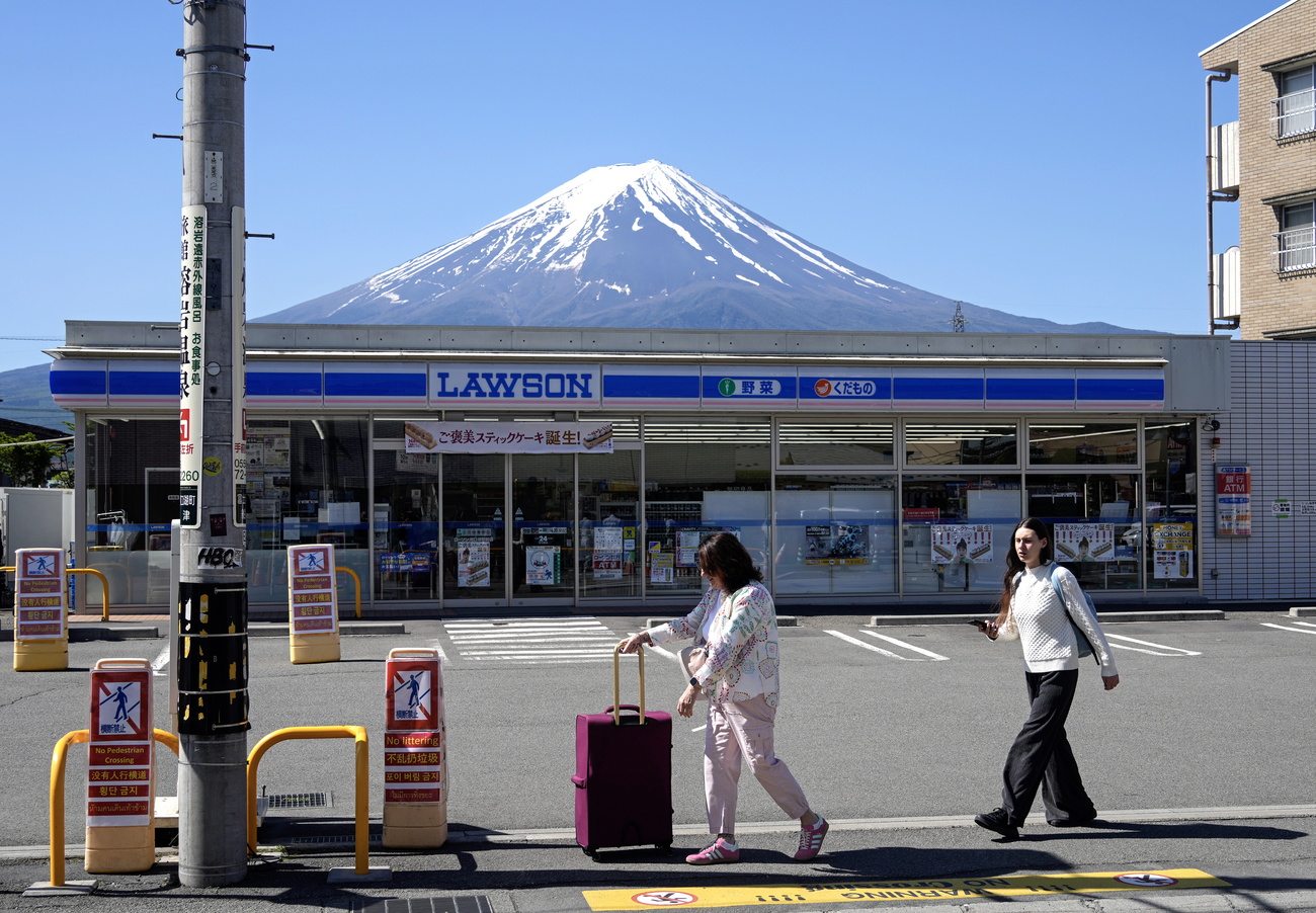 Il monte Fuji e in primo piano il supermercato della catena nipponica.