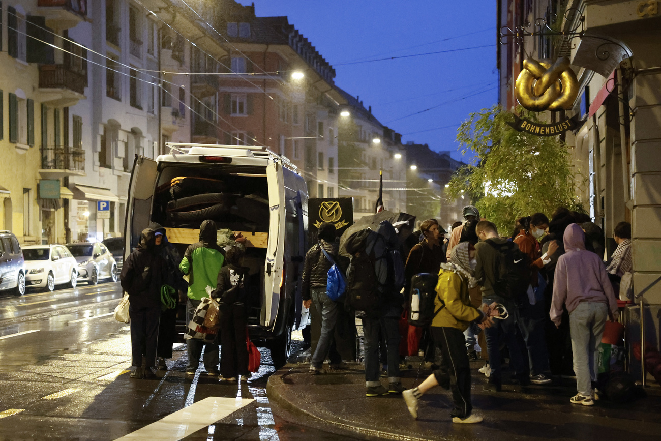 studenti se ne vanno dall'università di berna