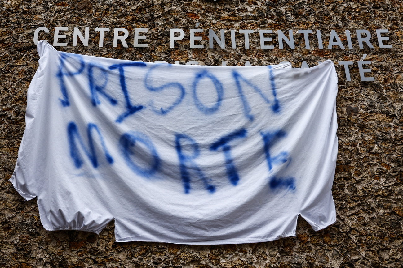 lenzuolo con scritta in francese prigione morta