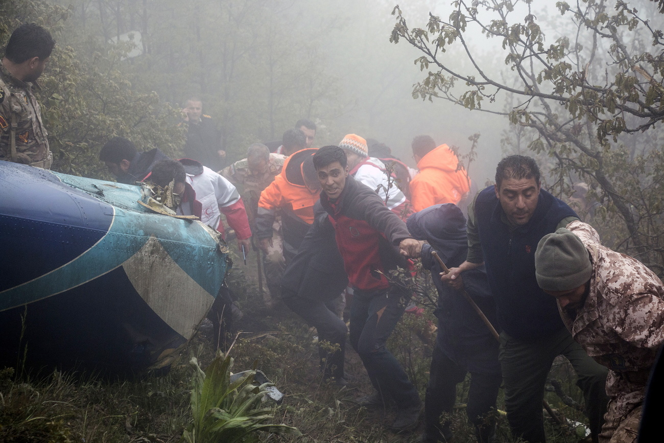 I soccorritori sul luogo dell'incidente dell'elicottero in cui viaggiava il presidente Raisi.