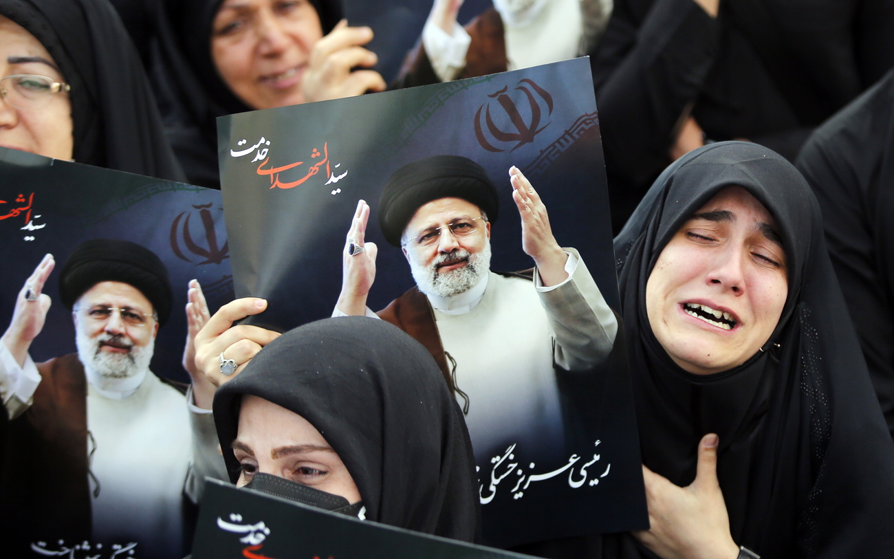 Donne iraniane in piazza che piangono la scomparsa del presidente.