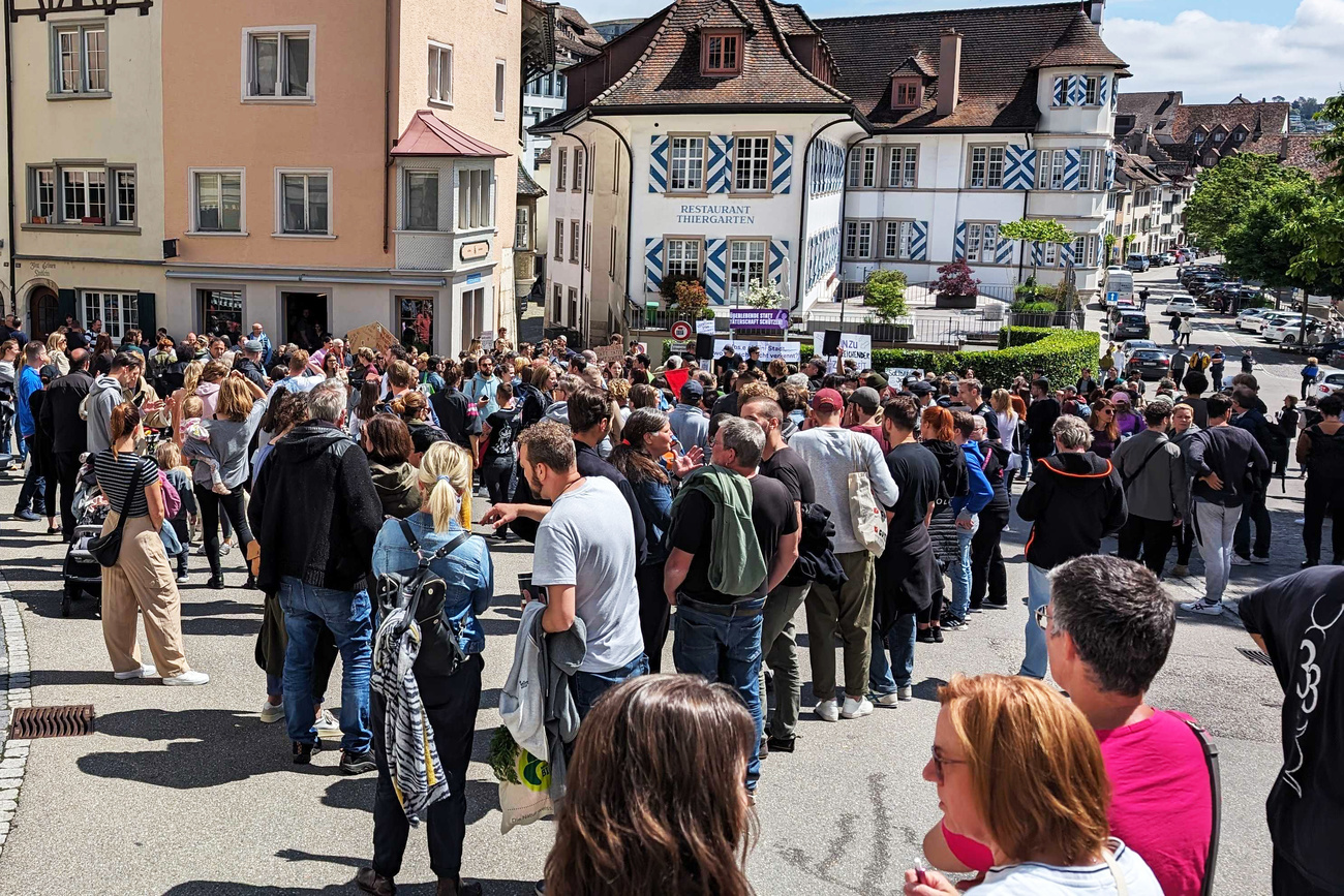 Sono circa 500 le persone che hanno partecipato in maniera pacifica.