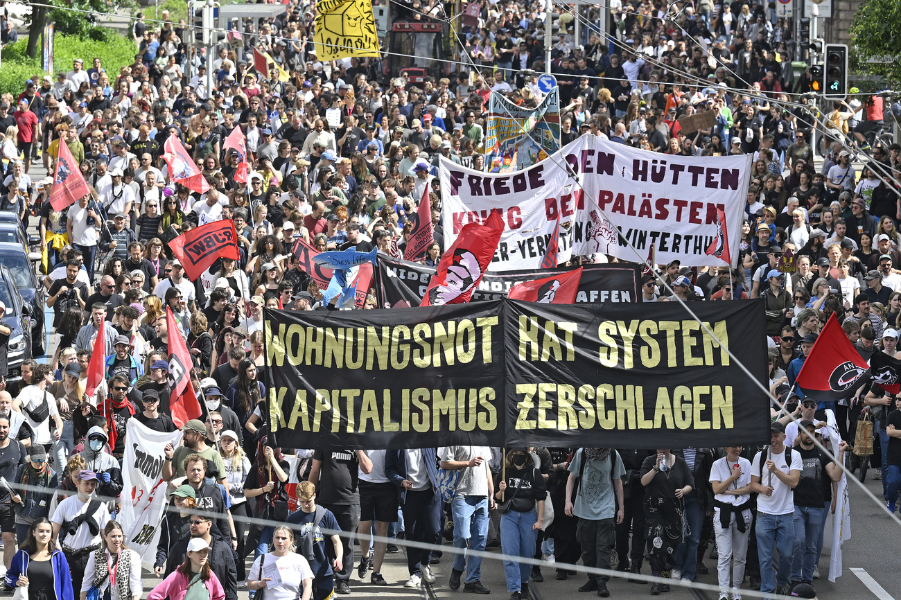 manifestazione contro il costo degli alloggi a Zurigo