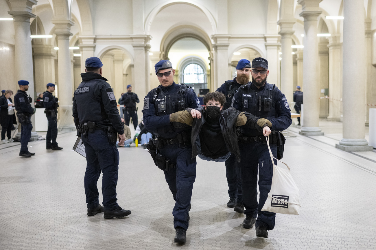Gli agenti portano via uno studente.