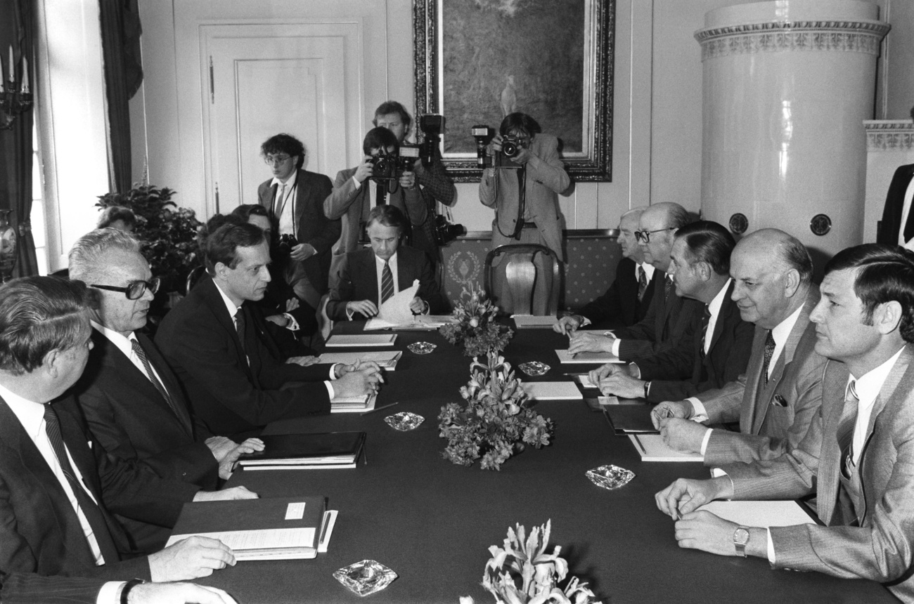 Empfang des suedafrikanischen Praesidenten Pieter Willem Botha (2. v. r.) und des Aussenministers Pik Botha (3. v. r.) durch Bundespraesident Leon Schlumpf (2. v. l.), in Bern am 1. Juni 1984.
