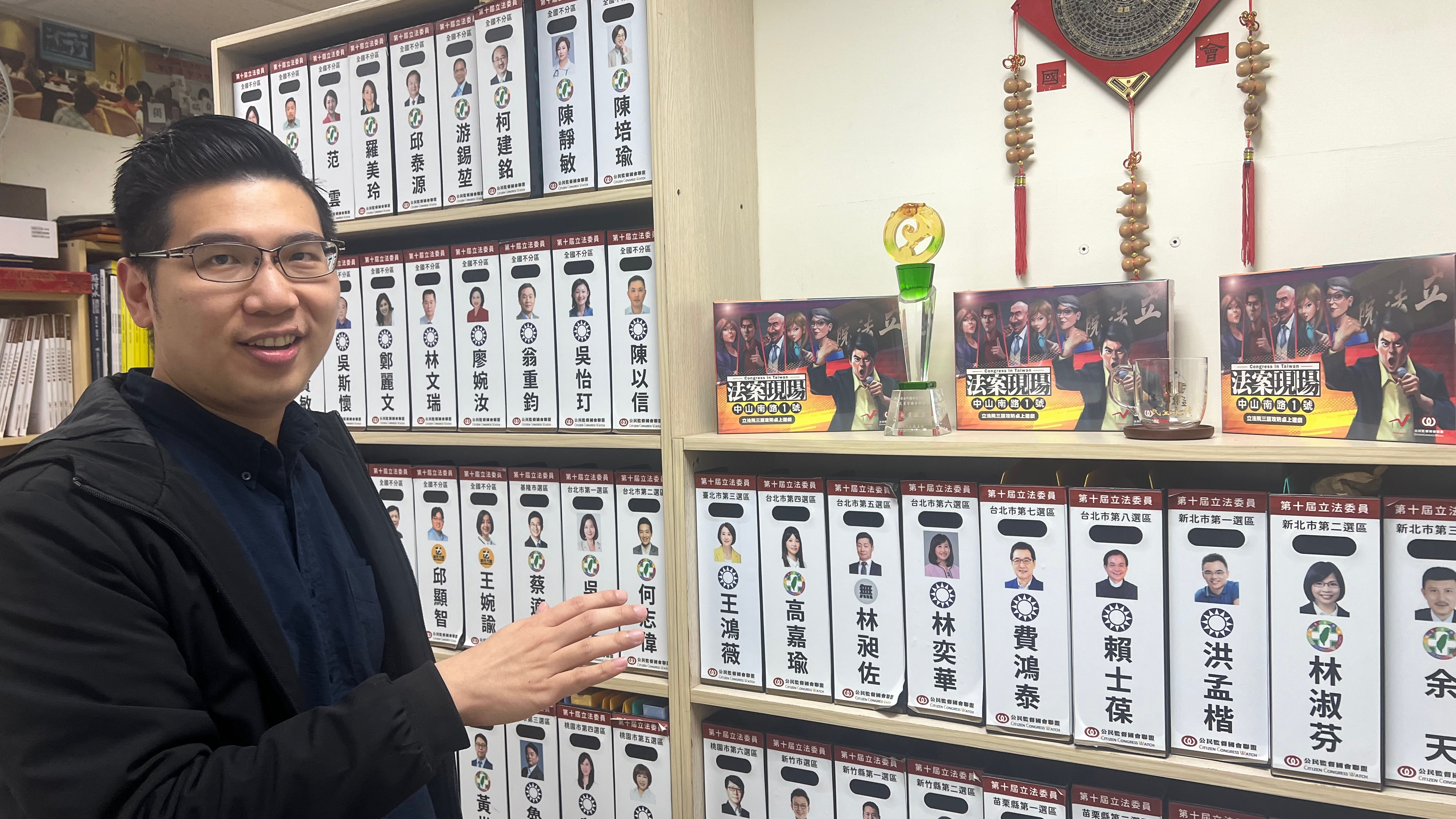 James Kan vor einer Wand aus Ordnern.
