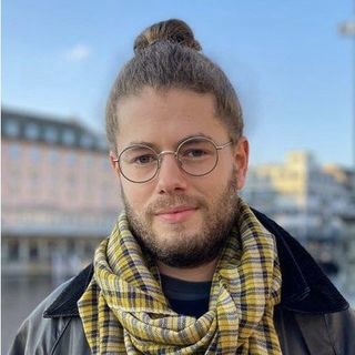 巴尔兹·厄尔特利(Balz Oertli)是Lobbywatch组织的董事会成员,并在调查组织WAV担任记者。