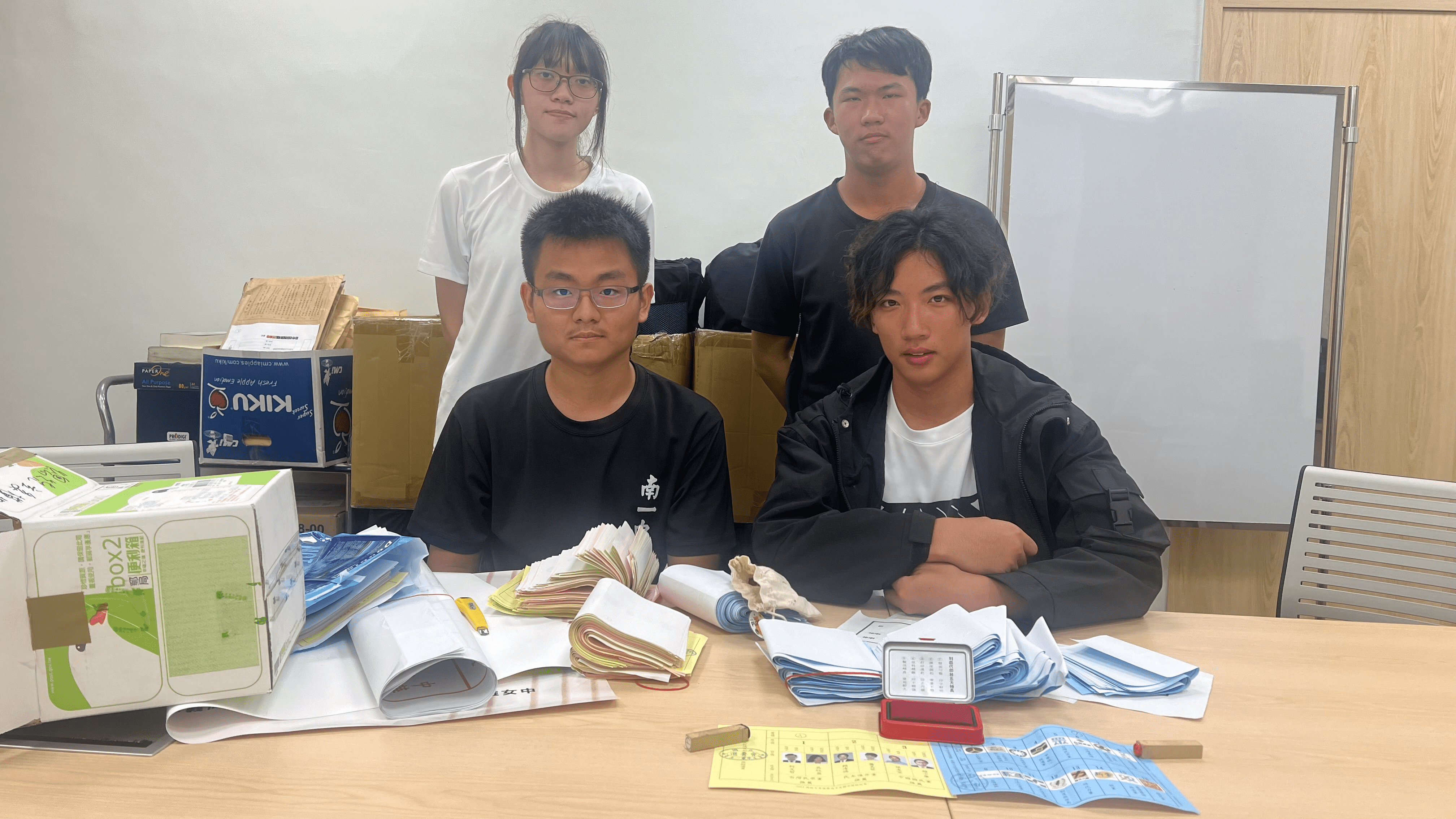 四位台南第一高級中學的選舉委員會成員