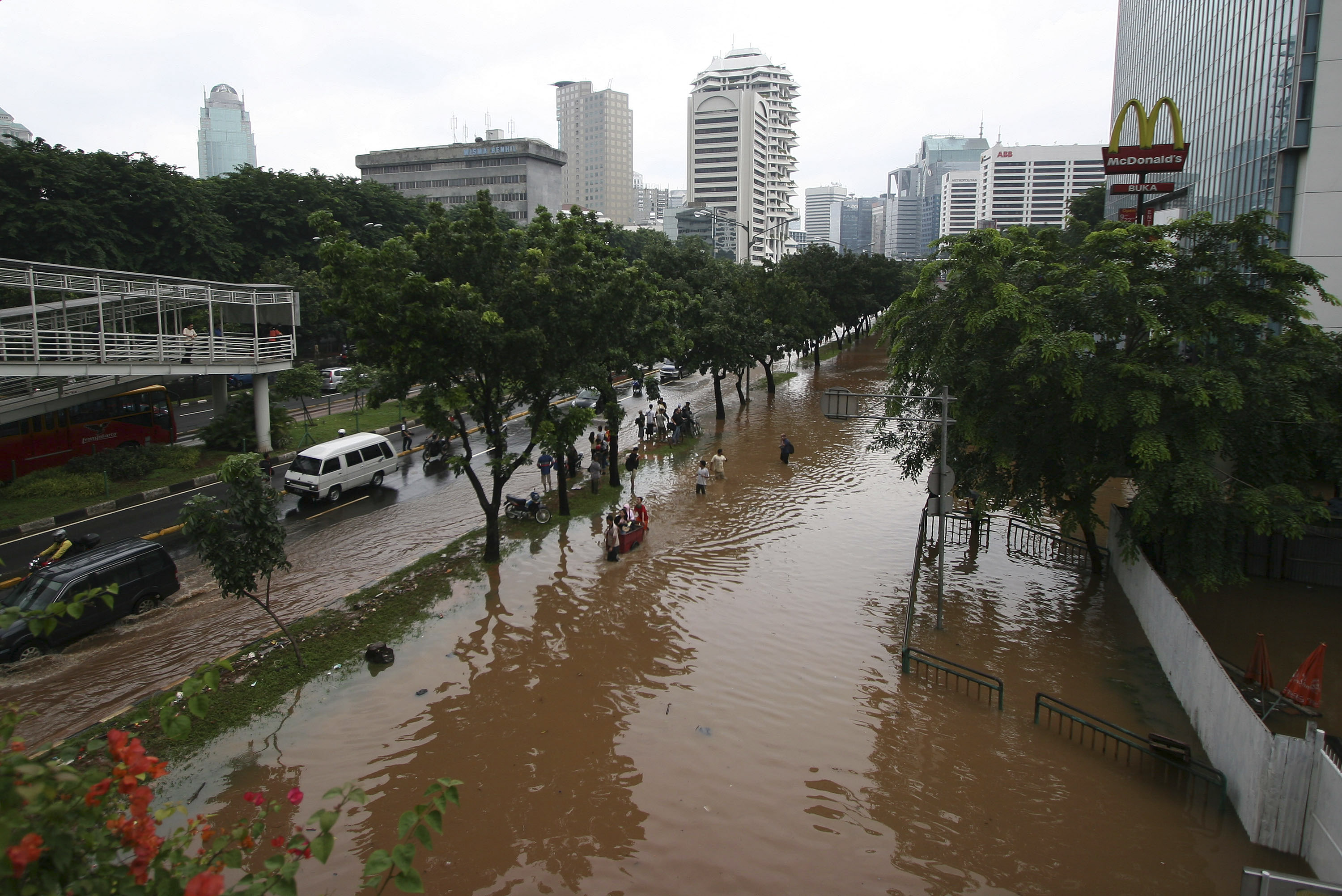 氾濫したインドネシアの川