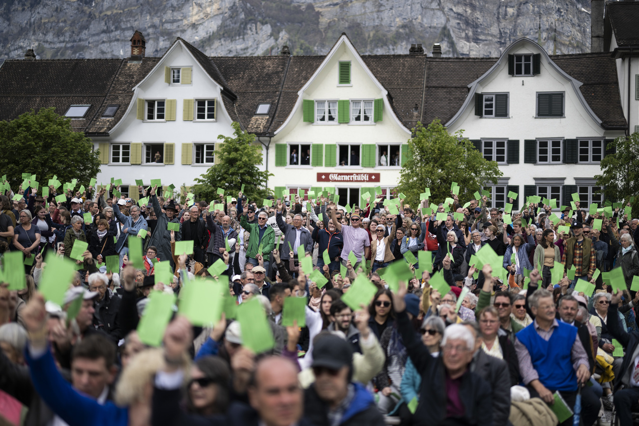 Сегодня во втором (и последнем в Швейцарии) кантоне, Гларус, прошел законодательный народный сход (Landsgemeinde). Каждый год голосовательные бюллетени имеют в Гларусе другой цвет: в этом году – зелёный.