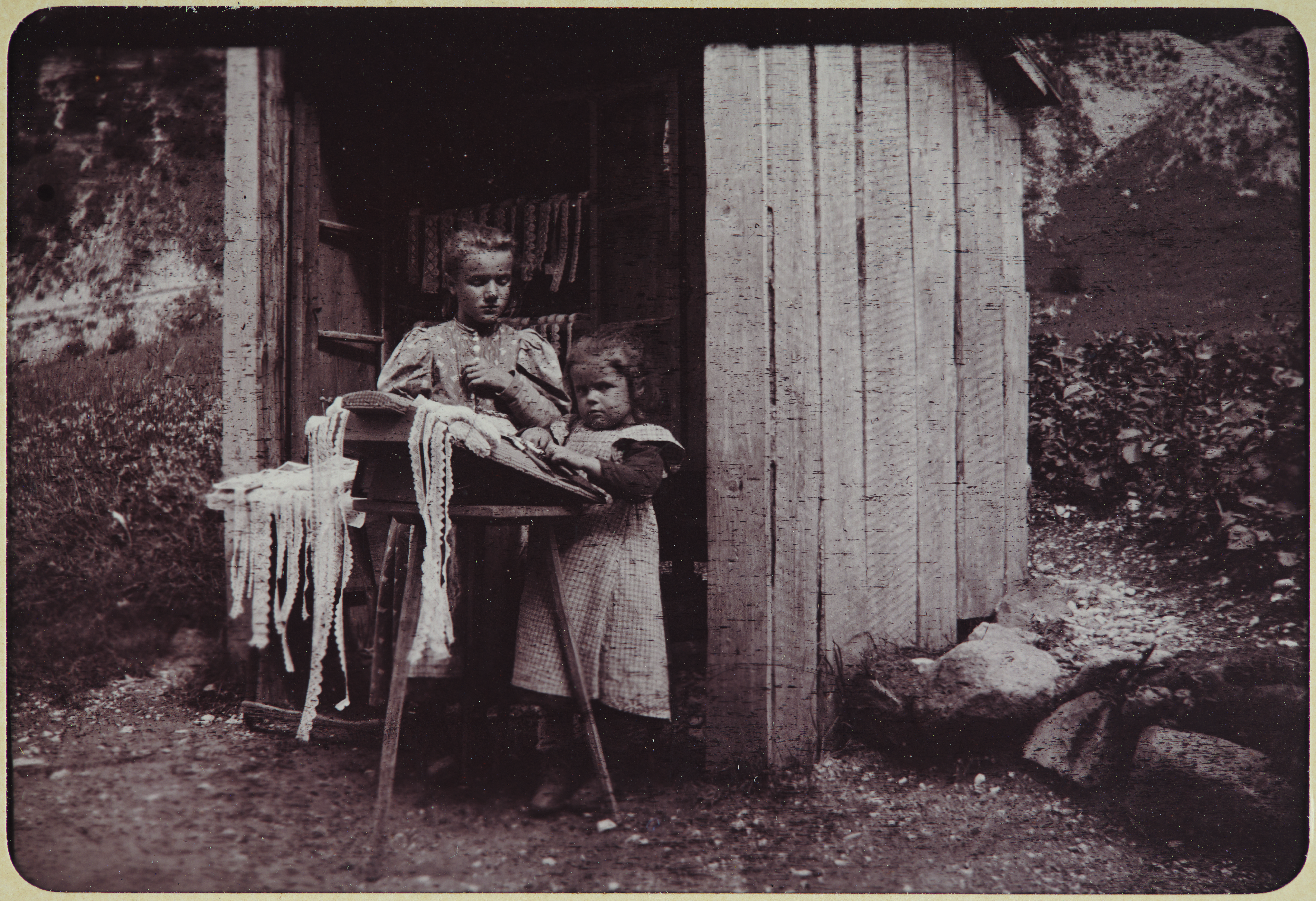 Children selling bobbin lace in the Lauterbrunnen Valley (around 1900).