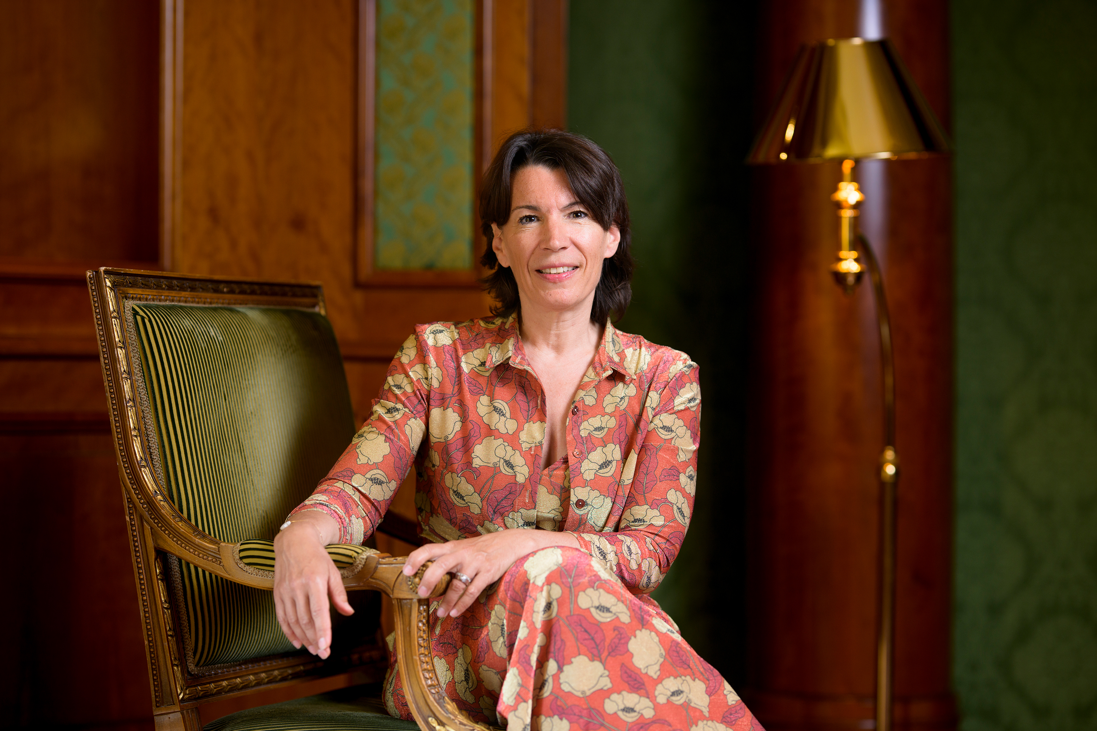 Femme assise sur une grande chaise, Nathalie Seiler-Hayez