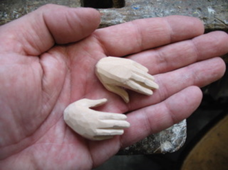 Manine di legno su mano